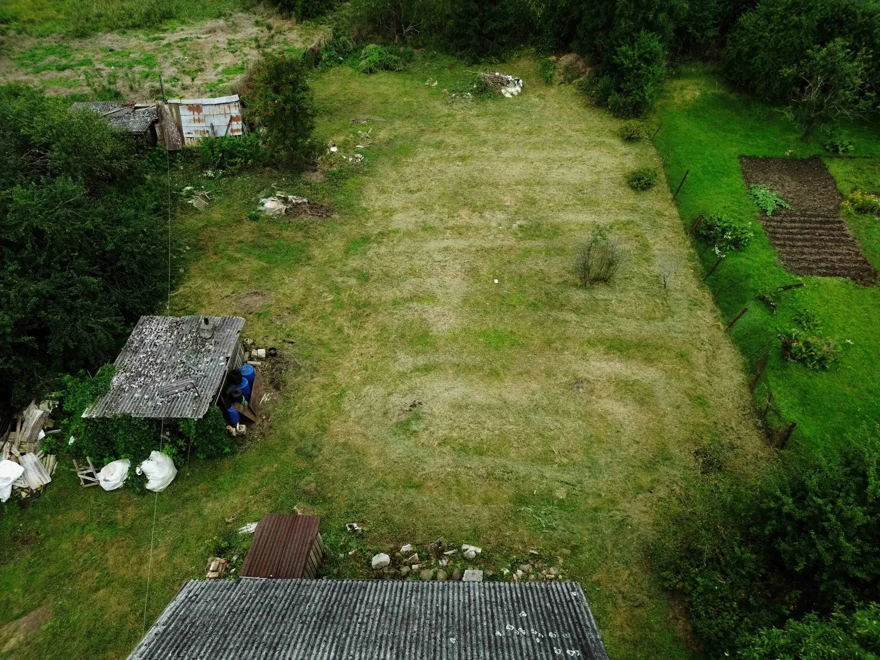 Dzirnavu 10 teritorijas robežas un pļava no drona