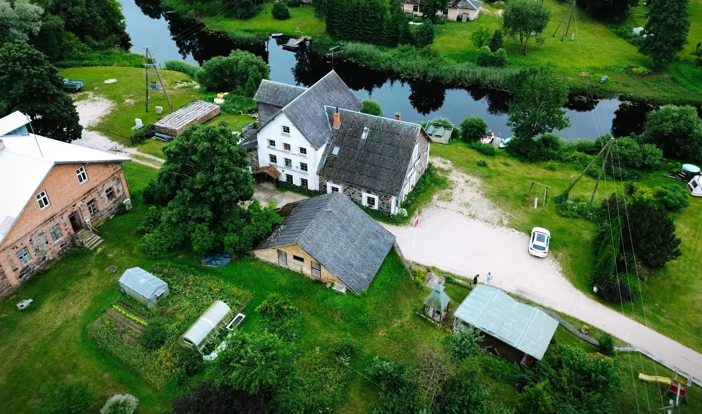 Aerofoto ar īpašumu “Nāras” pie Rūjienas un tam piederošo zemes gabalu