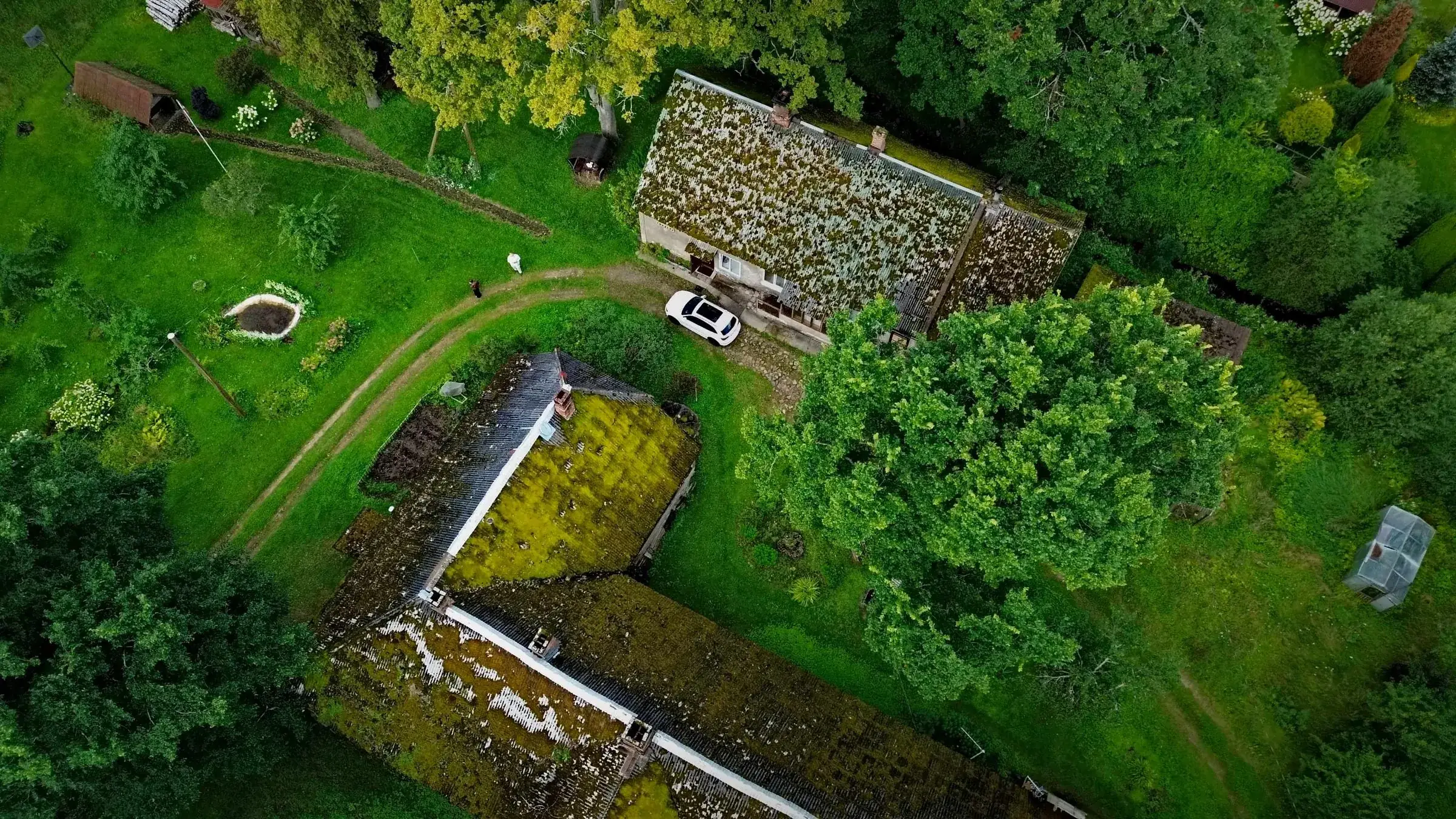 Aerofoto no augšas ar “Upes” ēkām, piebraucamo ceļu un dārzu